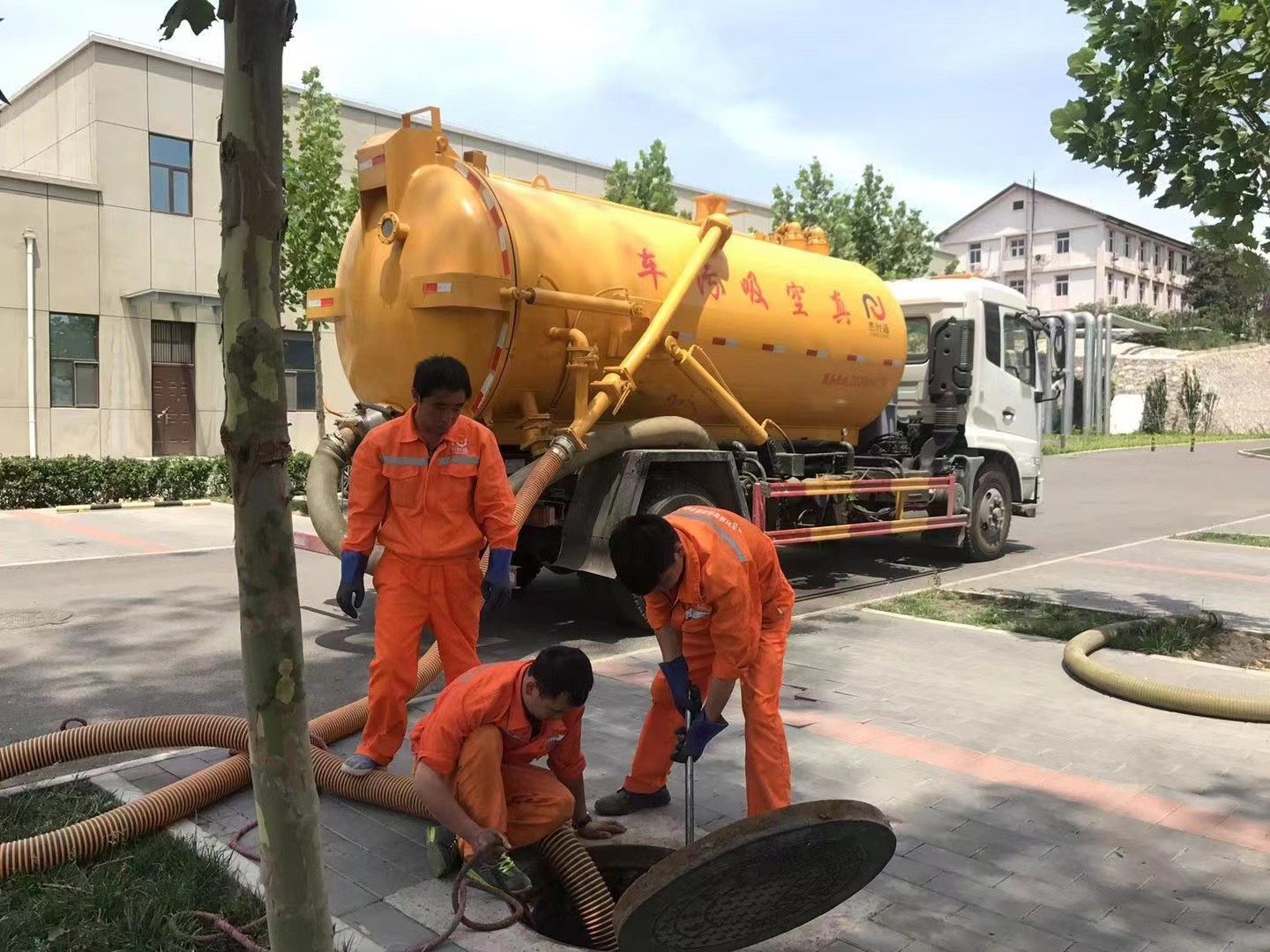 德令哈化粪池清理与5-8吨吸粪车施工效率分析